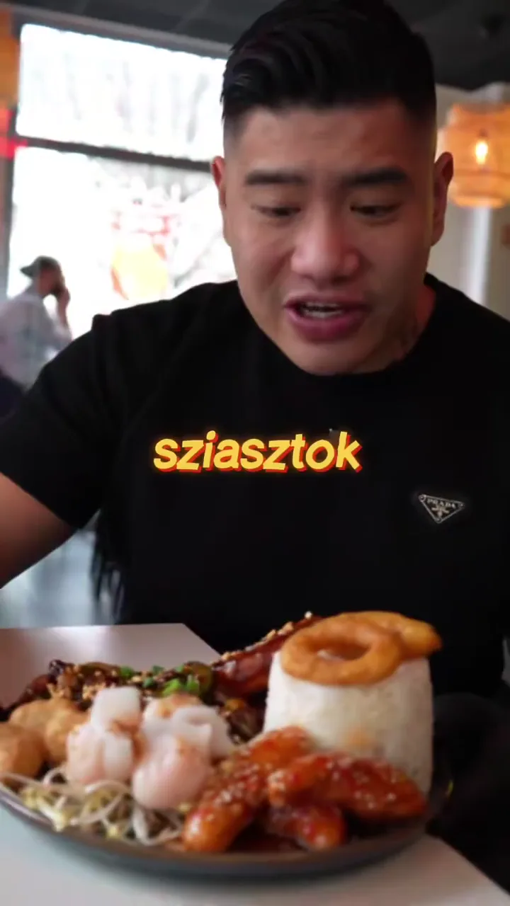 Tuan egy tál étel előtt, felirat: az OMI Ázsia
