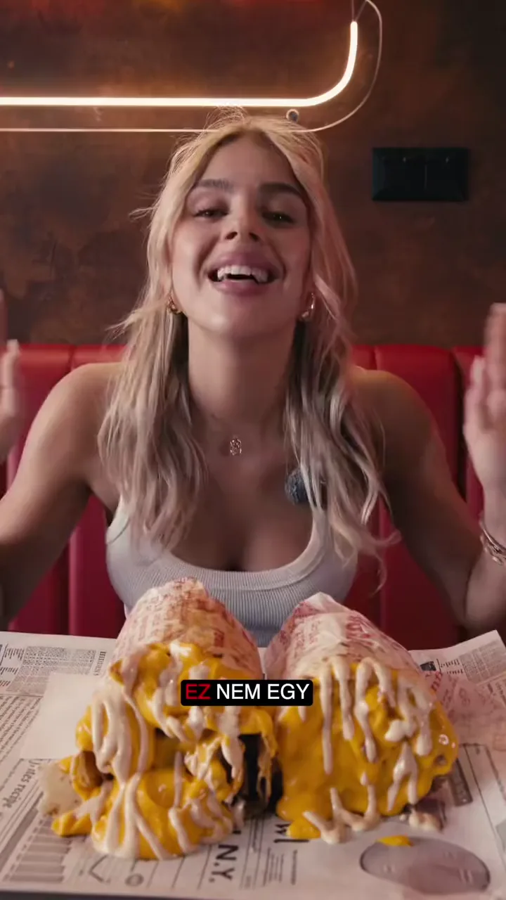 Sajtszósz egy nagy burgeren, közeli kép