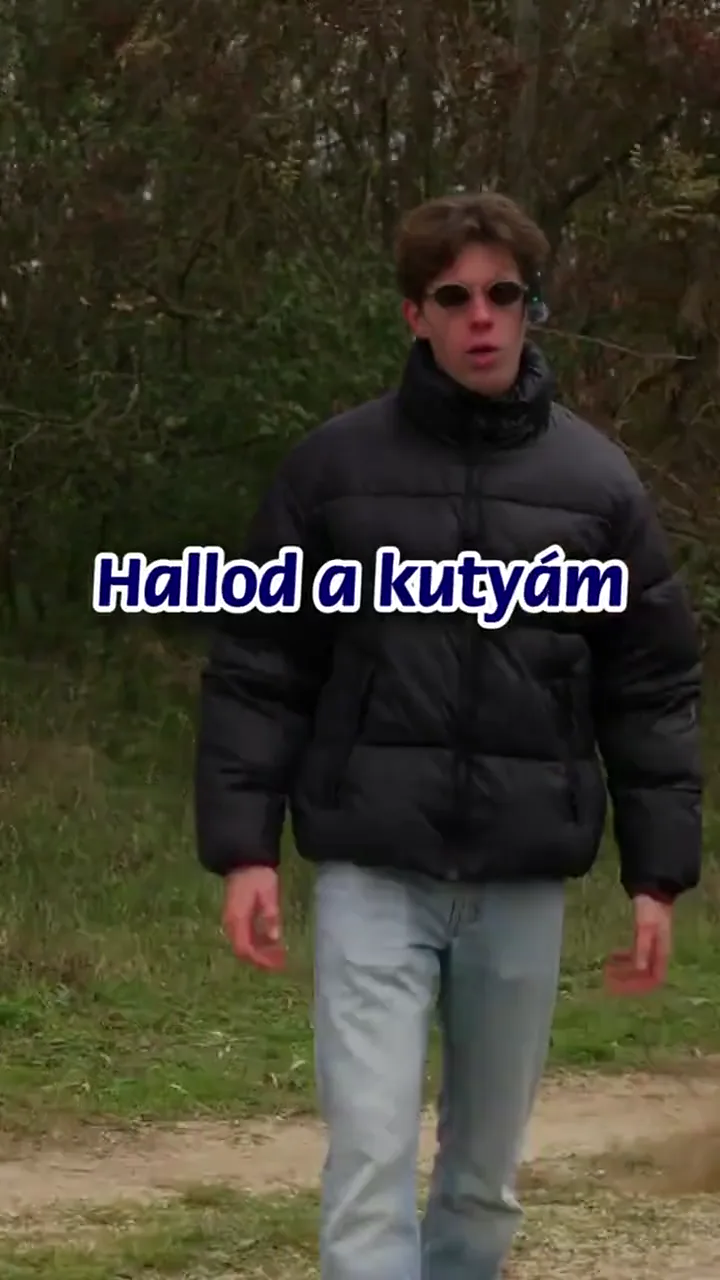 Férfi az erdőben, felirat: ritkán jár haza