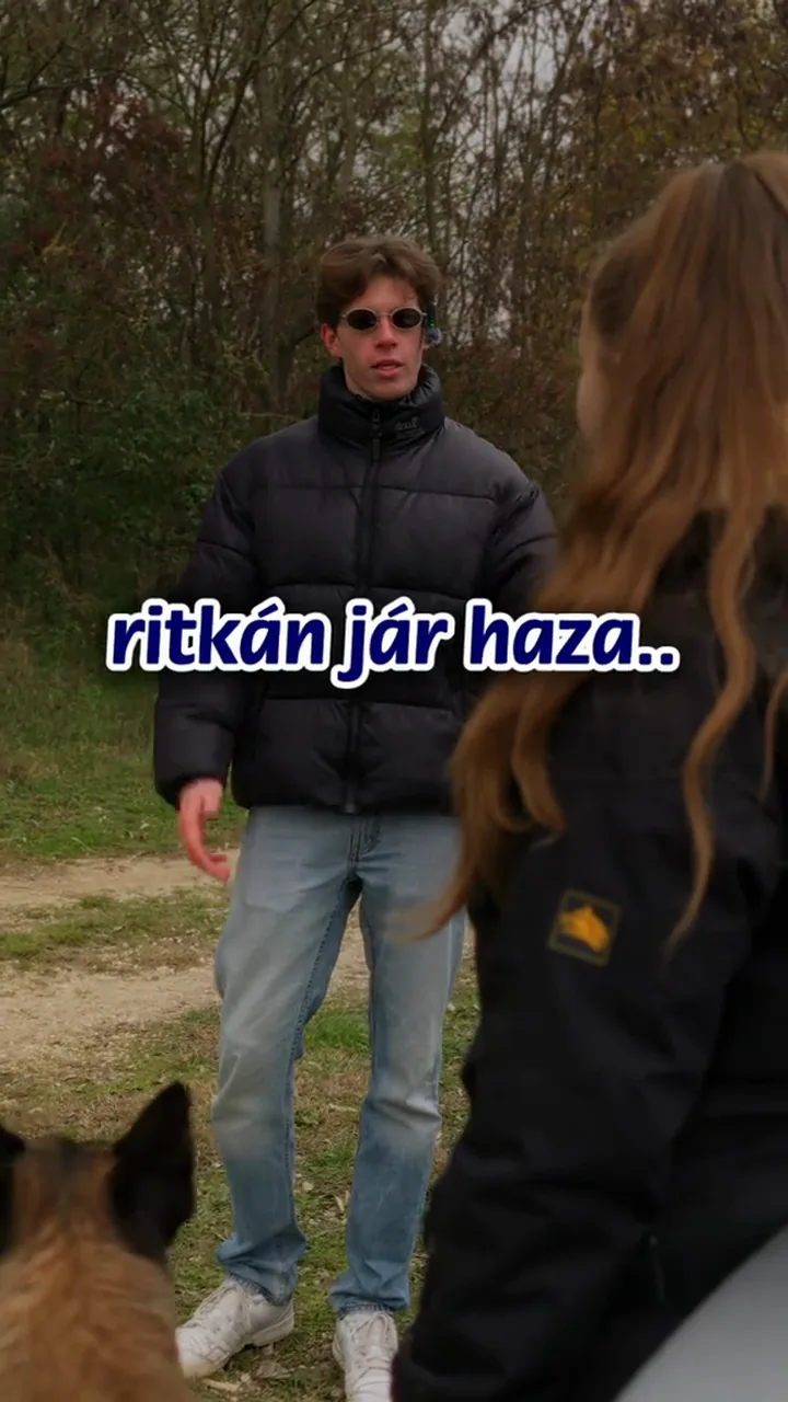 Férfi az erdőben, felirat: ritkán jár haza